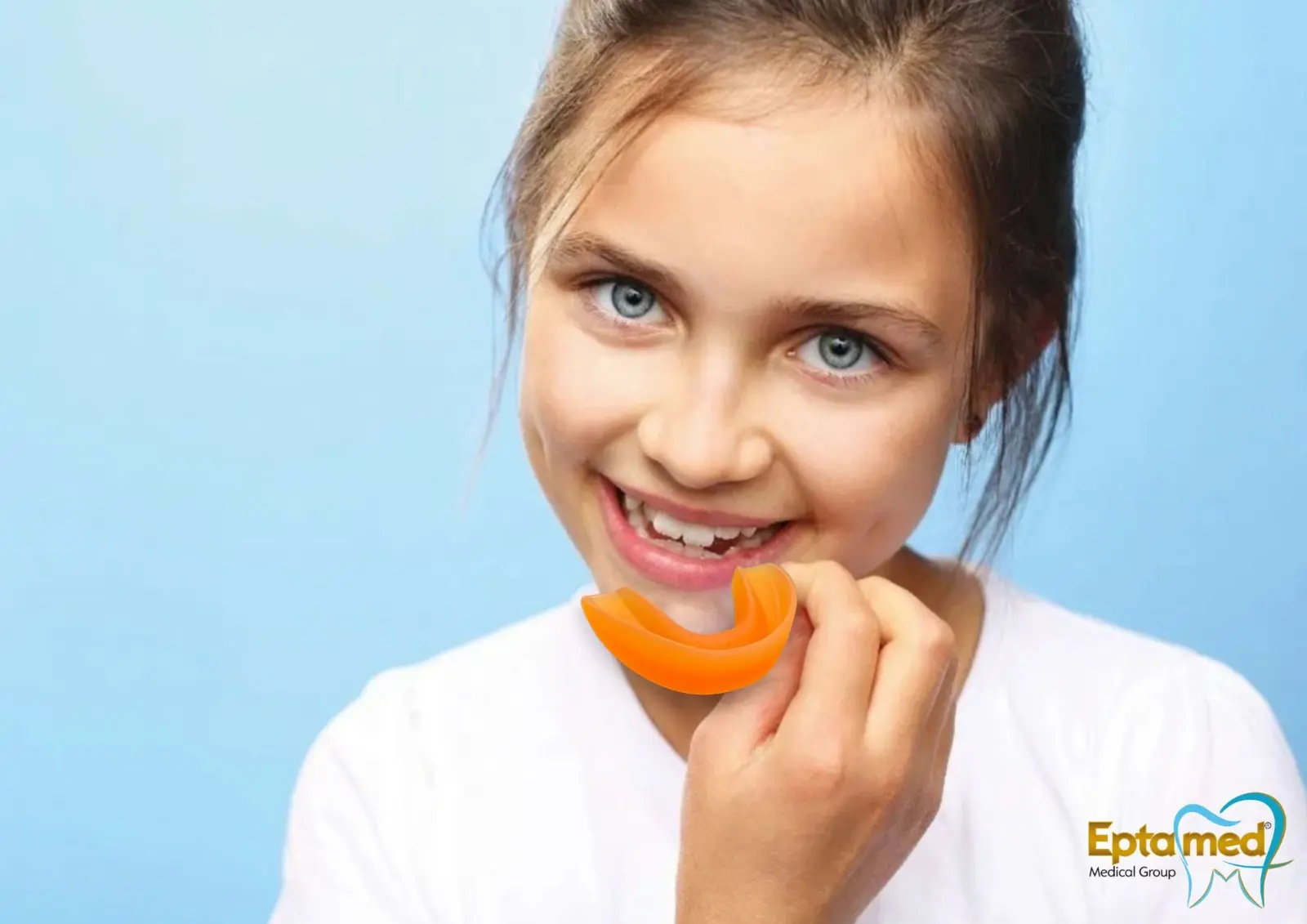 Kind trägt orangenen Balancer / Mundschutz